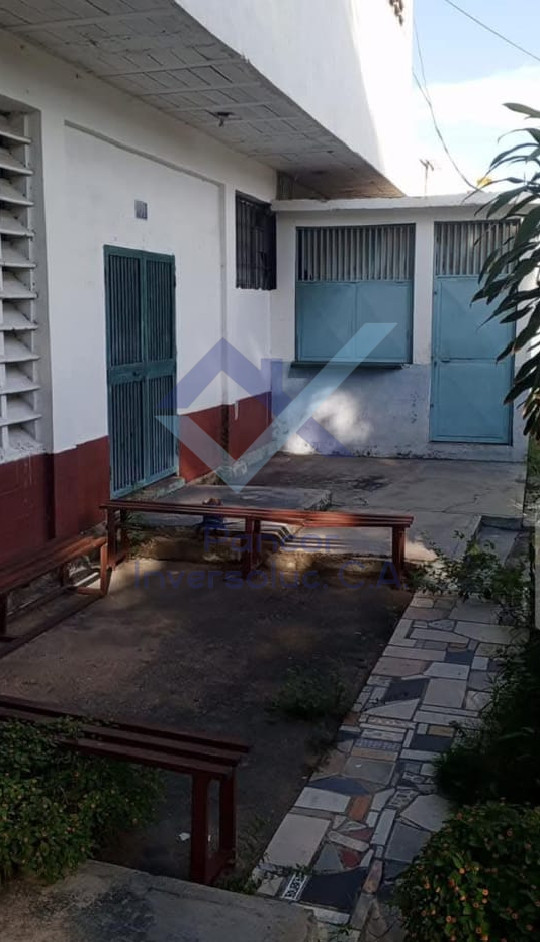 Edificación en Venta en Guacara - Centro (20H - 6B - 8PE)