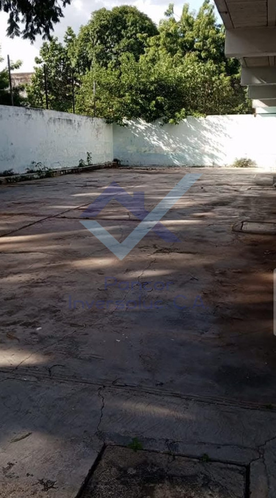 Edificación en Venta en Guacara - Centro (20H - 6B - 8PE)