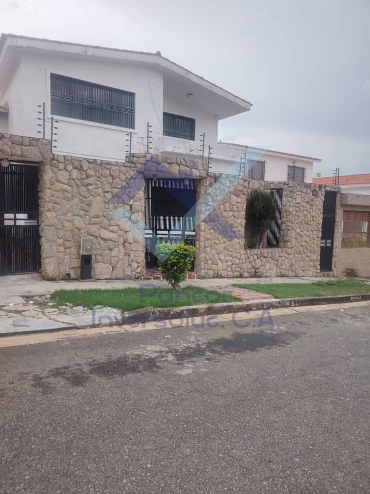 Casa en Venta en Trigal Norte (5H - 4B - 4PE)