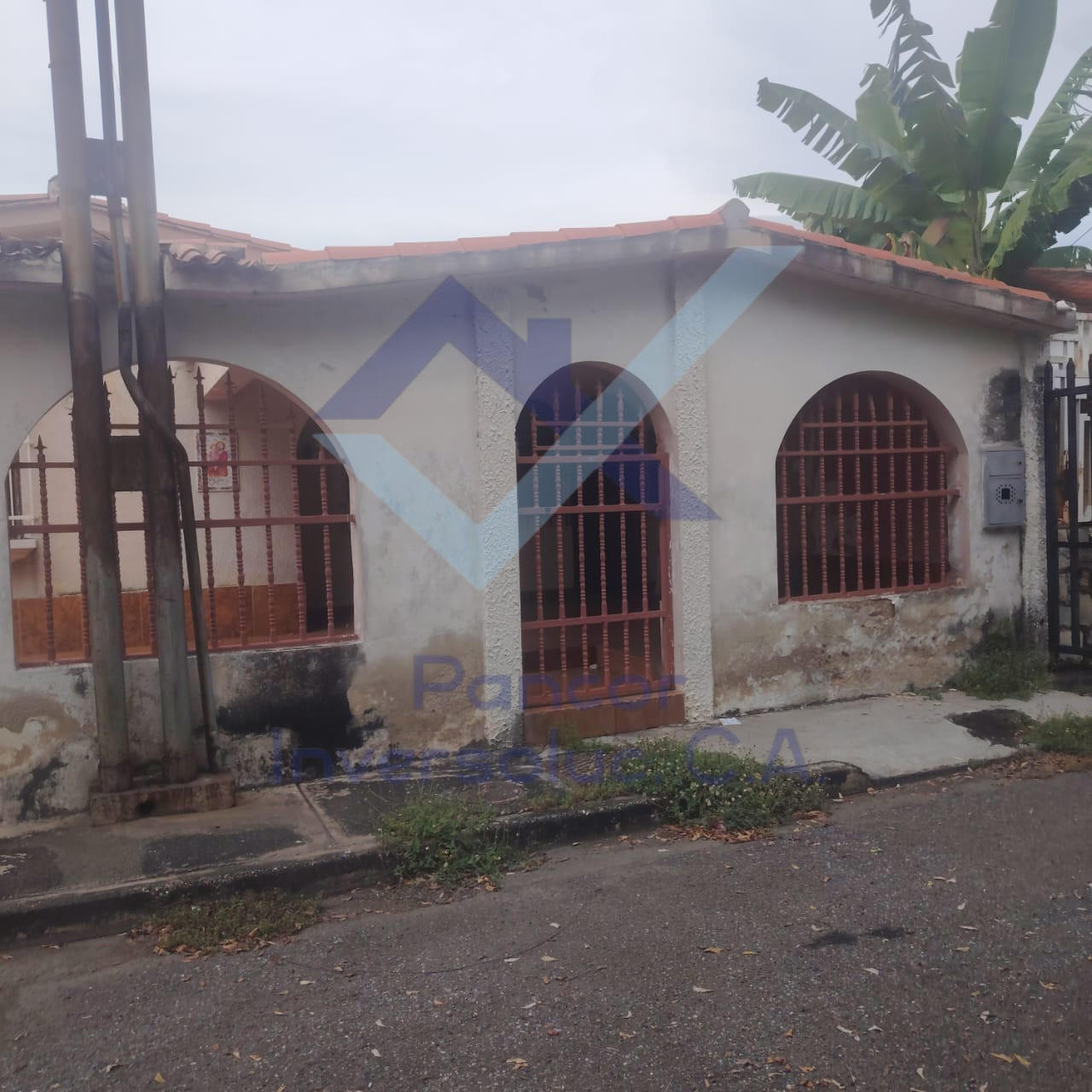 Casa en Venta en Los Guayos (3H - 2B - 1PE)