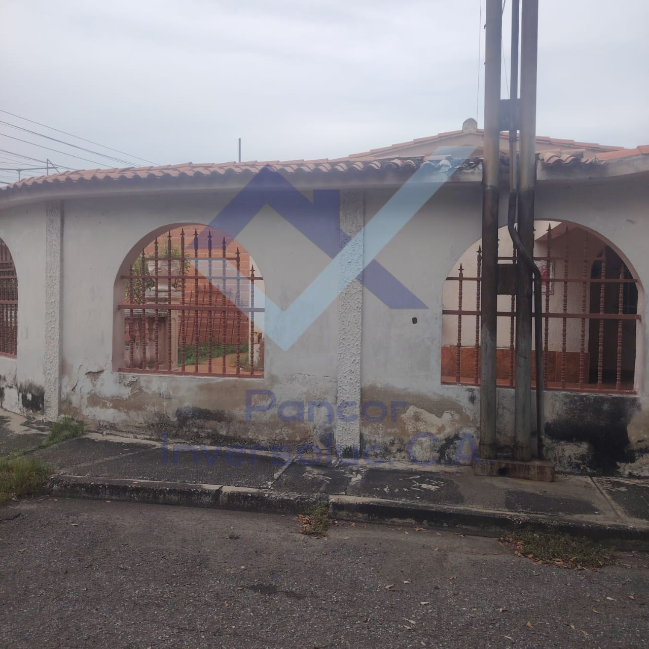 Casa en Venta en Los Guayos (3H - 2B - 1PE)